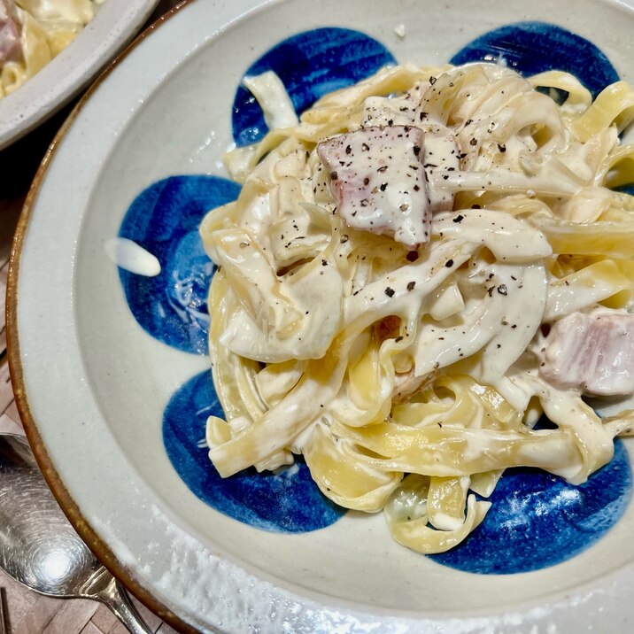 ベーコンと玉ねぎのクリームパスタ(フィットチーネ)